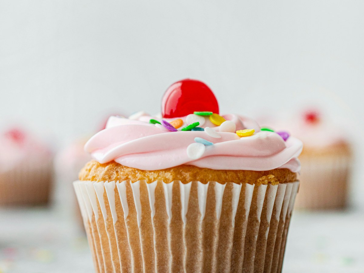 Cupcake sa roze kremom i šarenim mrvicama